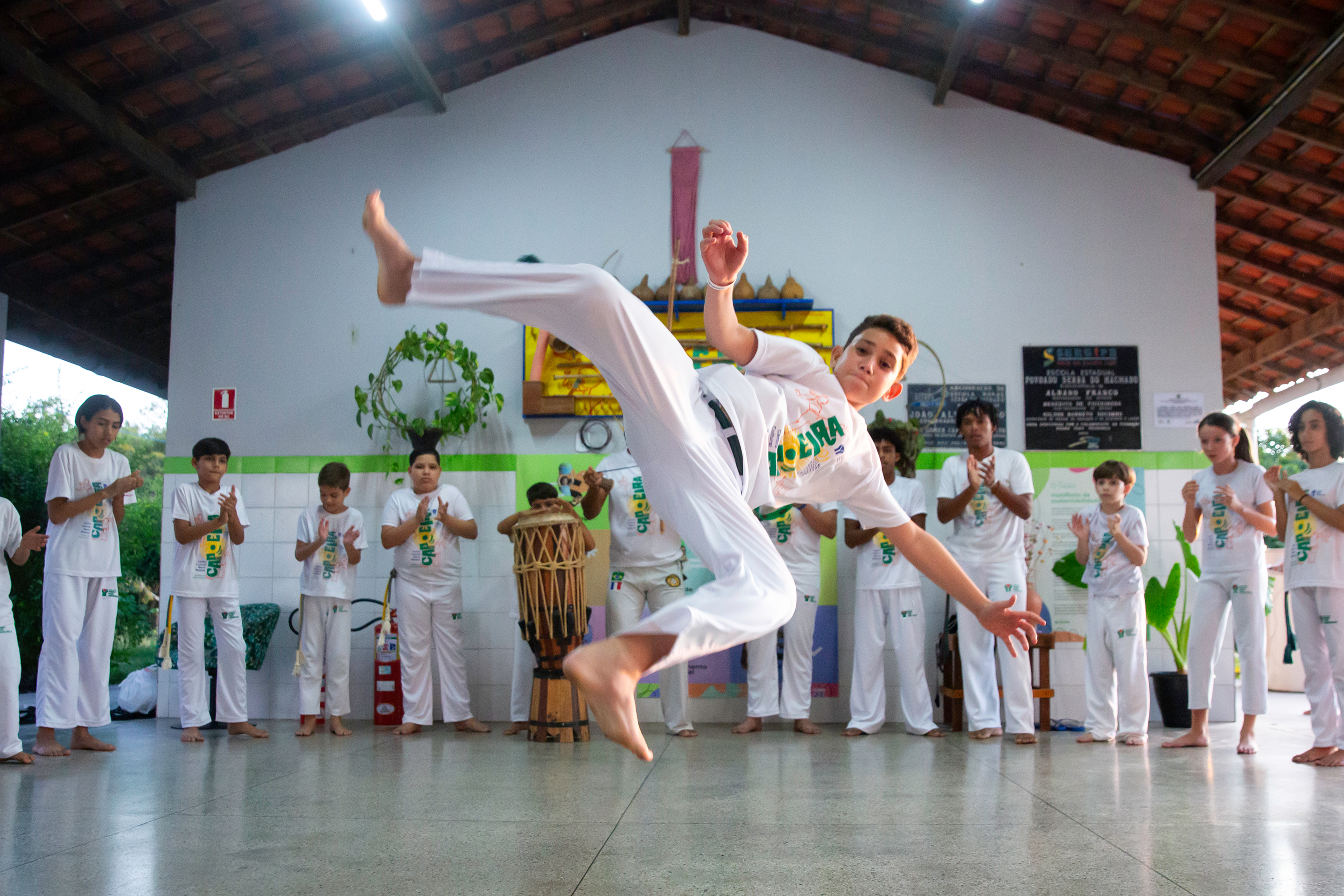 Jovens participando de uma roda de capoeira